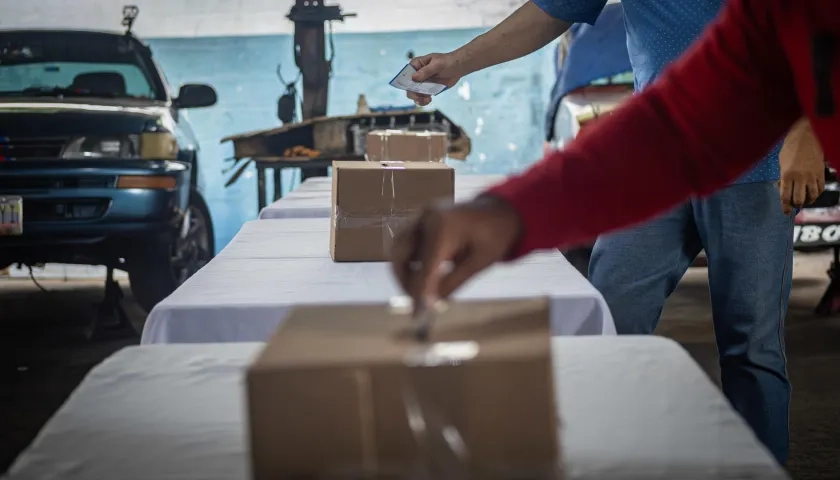 Ciudadanos asisten a votar faltando poco tiempo para el cierre de las mesas.