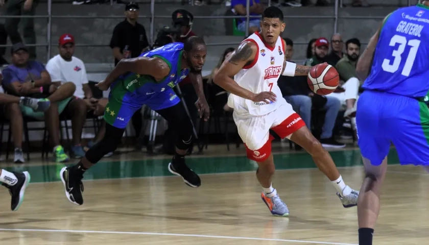 Jhornan Zamora jugando hace unos días en el coliseo Elías Chegwin.