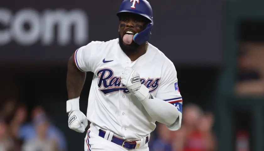 Adolis García recorre las bases tras conectar un jonrón de tres carreras en el segundo inning. 