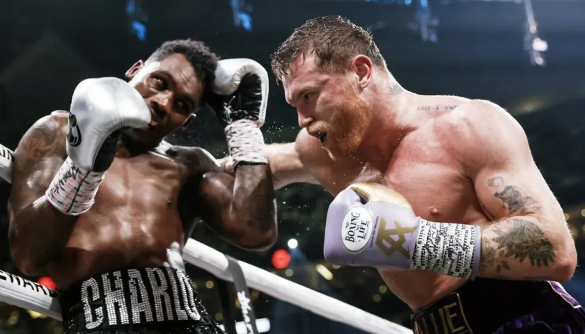 'Canelo' Álvarez golpea la humanidad de Jermell Charlo durante la pelea celebrada en Las Vegas. 