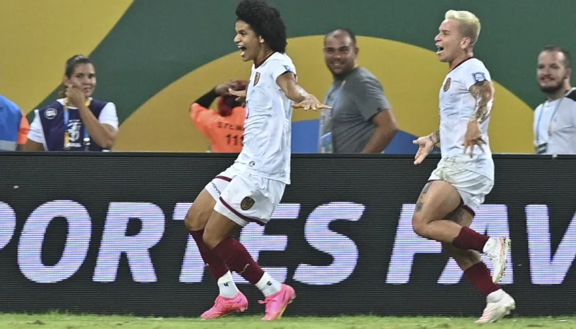 Eduard Bello festeja tras marcar el gol del empate ante Brasil. 