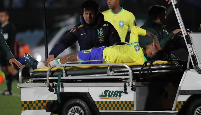 Neymar se lesionó durante el partido que Brasil disputó contra Uruguay, en Montevideo.