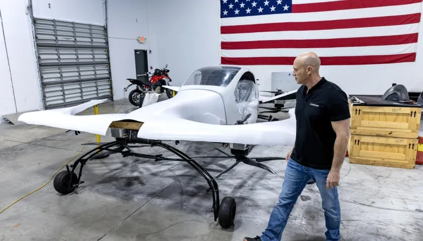 El fundador y director ejecutivo de Doroni Aerospace, Doron Merdinger, comprueba el prototipo de su avión.