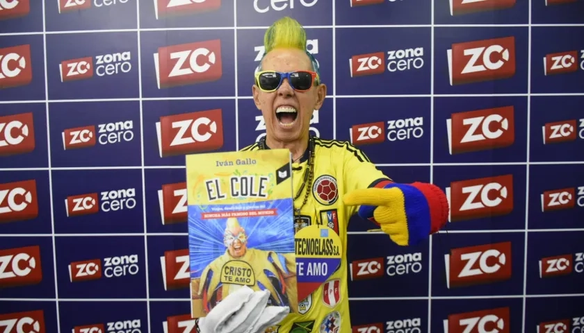 'El Cole', con el libro que recoge todas sus vivencias como hincha de la Selección Colombia.