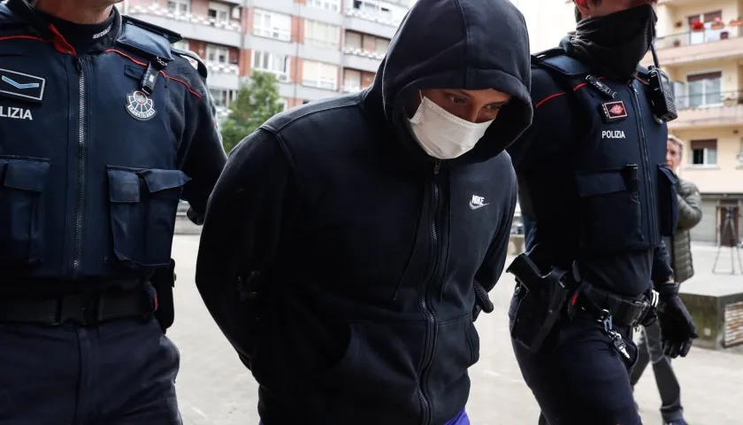 Nelson David M.B., siendo capturado por las autoridades españolas.