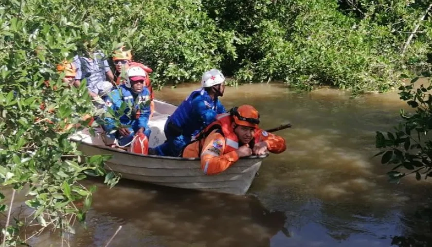 Armada, Bomberos y Cruz Roja participan en la búsqueda.