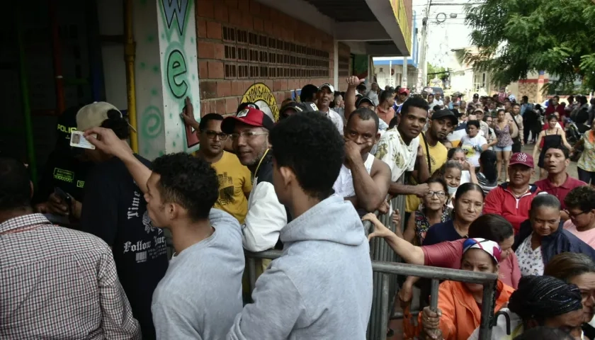 Personas esperando ingresar en un puesto de votación en Soledad.