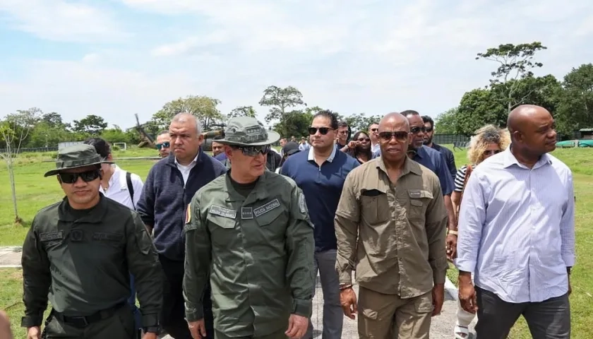 El alcalde de Nueva York, Eric Adams, con el embajador en EE.UU. Luis Gilberto Murillo, en la visita a Necoclí