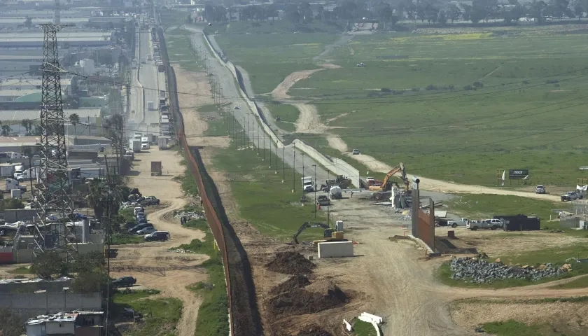 Vista general donde aparece el muro fronterizo entre México y Estados Unidos en la frontera de Tijuana (México) y San Diego (California)