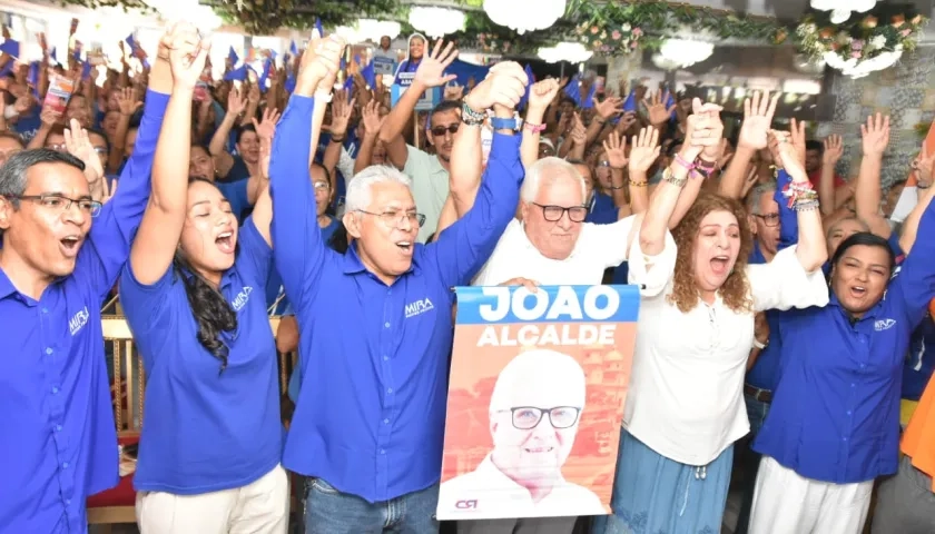 Joao Herrera con representantes del partido Mira tras oficializarle su apoyo.