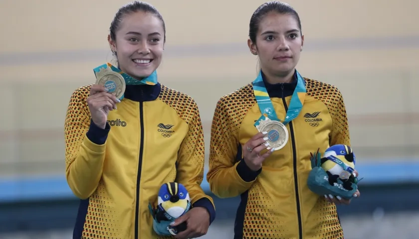 Las colombianas Lina Rojas y Lina Hernández, ganadoras de la medalla de oro en el madison. 