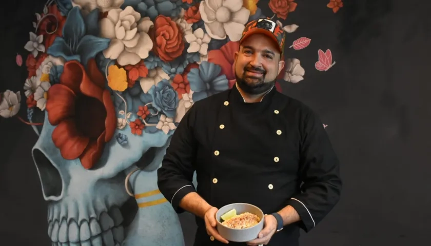 Michel Janna, chef-propietario de 'La Catrina', con uno de los platos tradicionales de su restaurante