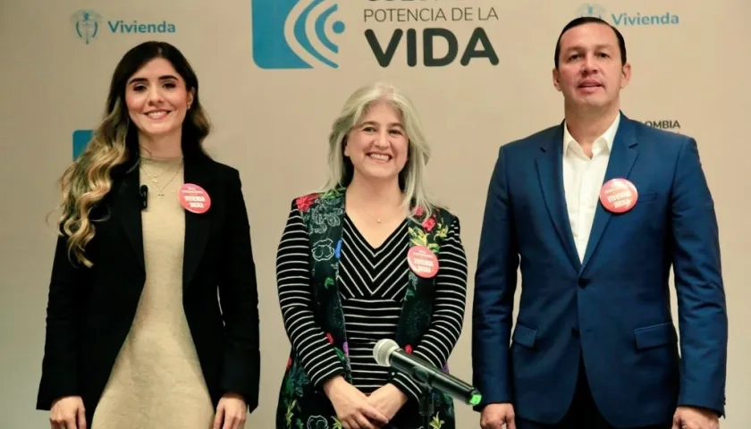 La MinVivienda, Catalina Velasco, junto a la presidenta del Fondo Nacional del Ahorro, Laura Milena Roa, y el presidente de Findeter, Juan Carlos Muñiz.