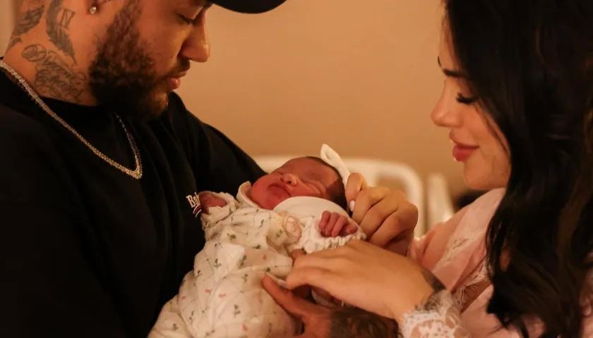 Neymar y Bruna Biancardi con su hija Mavie. 