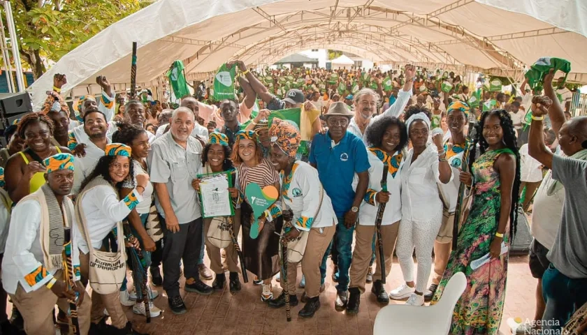 El director de la ANT, Gerardo Vega, y miembros del Consejo Comunitario Ma Kankamaná.