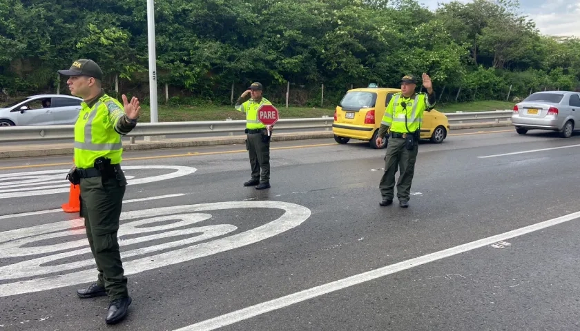 Oficiales haciendo su labor en una de las vías de la ciudad.