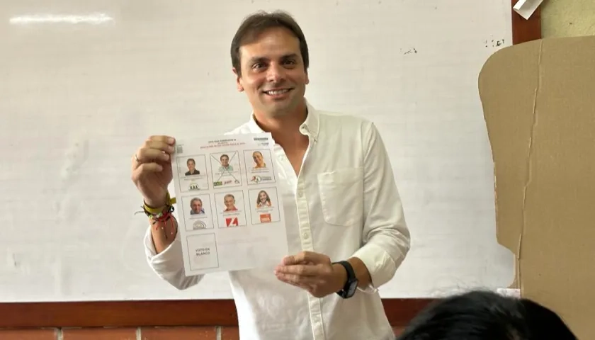 Alfredo Varela ejerciendo su derecho al voto en el Biffi La Salle.