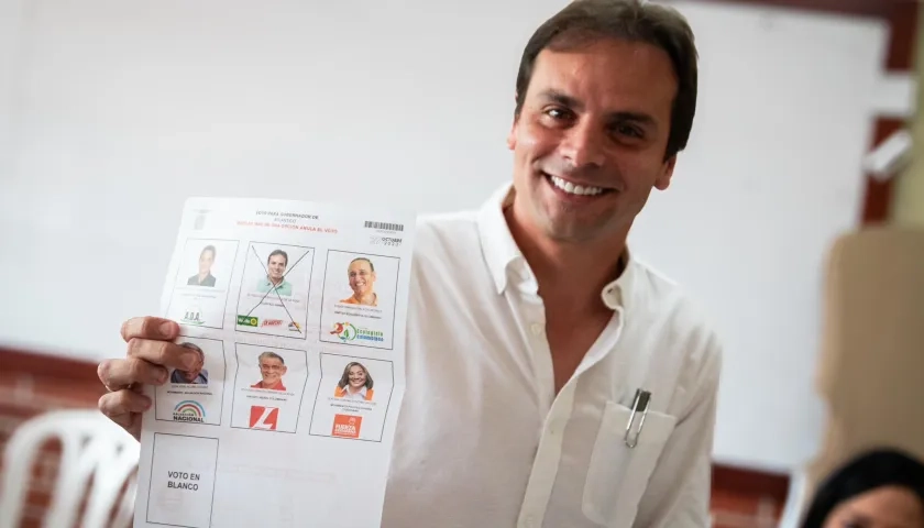 Alfredo Varela ejerciendo su derecho al voto este domingo.