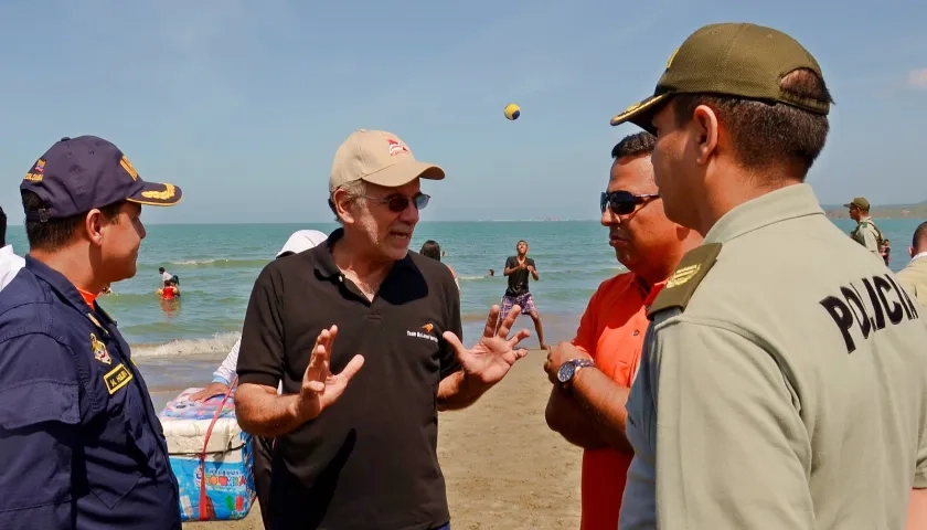 El candidato Eduardo Verano durante un recorrido por las playas del Atlántico