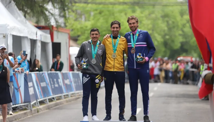 Walter Vargas en el primer lugar del podio de la contrarreloj. 