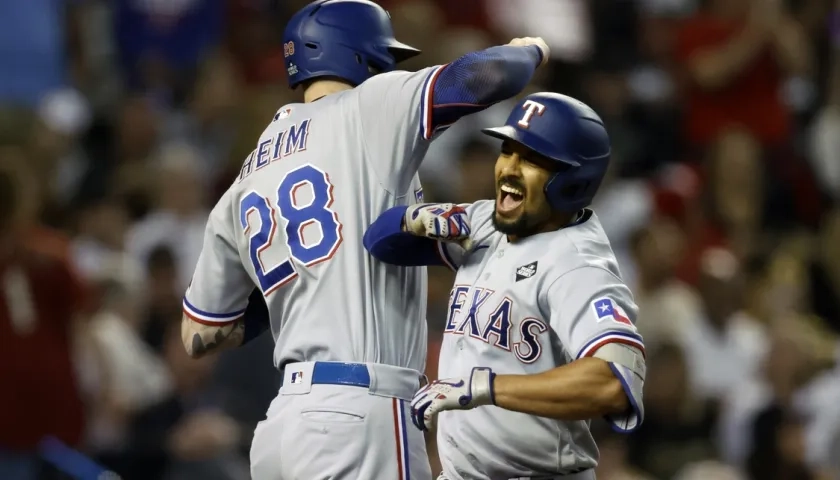 Marcus Semien celebra con Jonah Heim tras conectar un jonrón de tres carreras en el tercer inning.