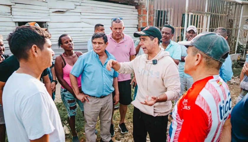 Alex Char junto a los vecinos del barrio La Esmeralda.