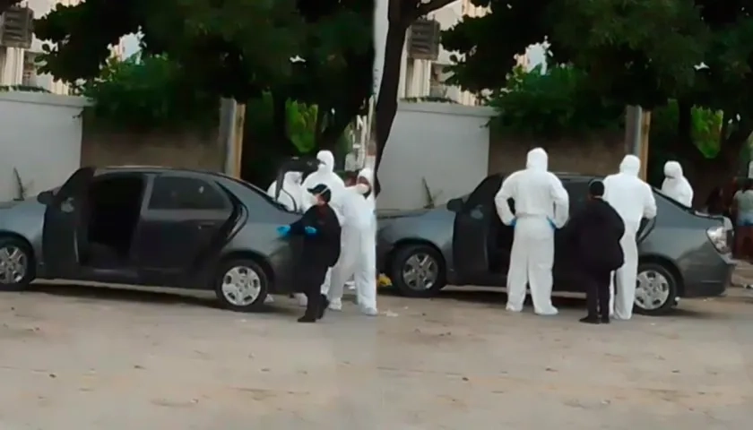 Autoridades inspeccionan el vehículo donde asesinaron a Juan Manuel Mendoza.