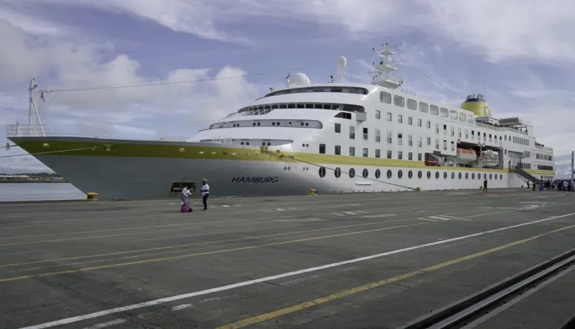 El crucero MS Hamburg en la Sociedad Portuaria de Buenaventura.