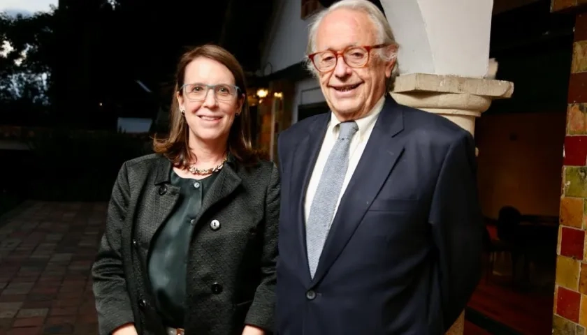 Carolina Wiesner Ceballos, directora del Instituto Nacional de Cancerología, y Carlos Roberto Pombo Urdaneta, presidente de la Sociedad de Mejoras y Ornato de Bogotá.