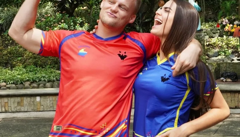 Dominic Wolf posando con una de sus nuevas camisetas de Colombia.