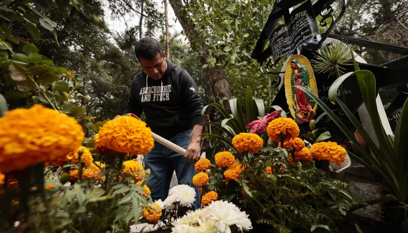 Cientos de personas acuden al Panteón de Xilotepec, en Ciudad de México, para limpiar y adornar las tumbas de sus difuntos y recibirlos en el Día de Muertos. 