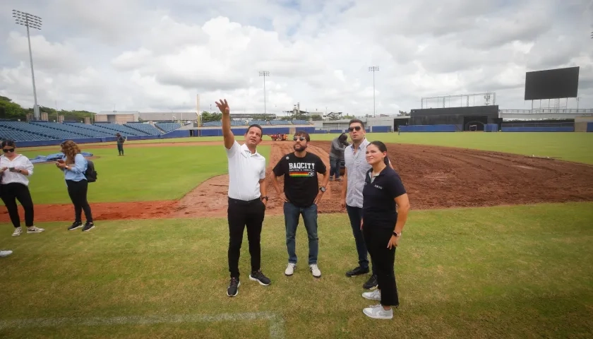 El Alcalde Jaime Pumarejo observando las obras en el estadio Édgar Rentería.