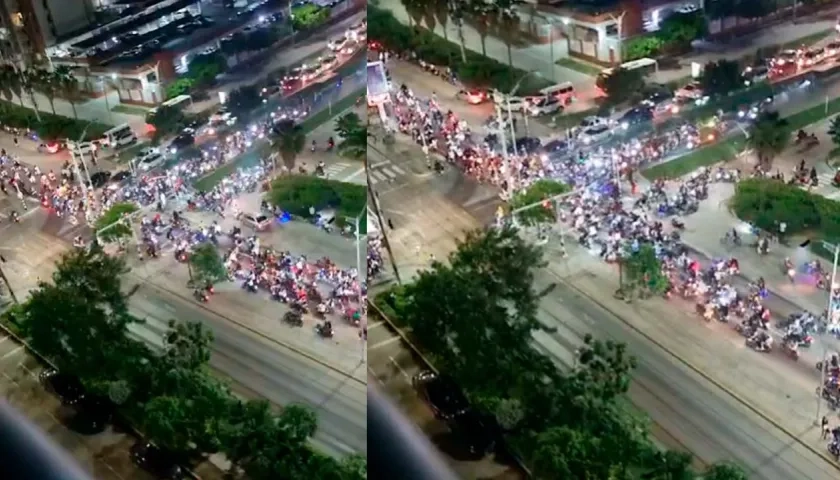 Una caravana de motos transportándose por Barranquilla.