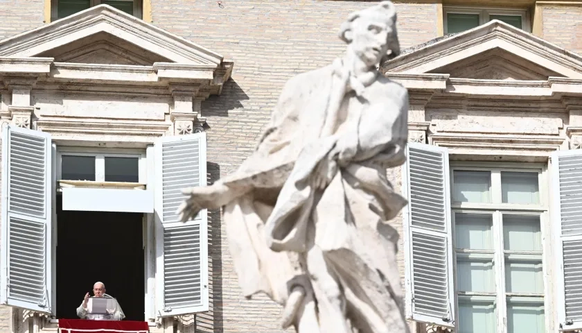 El papa Francisco dirige su oración del Ángelus desde la ventana de su oficina.