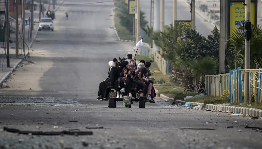 Los residentes evacuan la ciudad de Gaza.