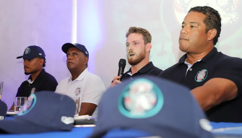 El mánager Jonathan Prieto y el gerente Erasmo Pérez durante la presentación de Leones.