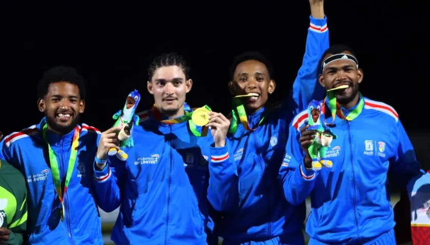 Equipo de relevo 4x400 de Atlántico, medalla de oro. 