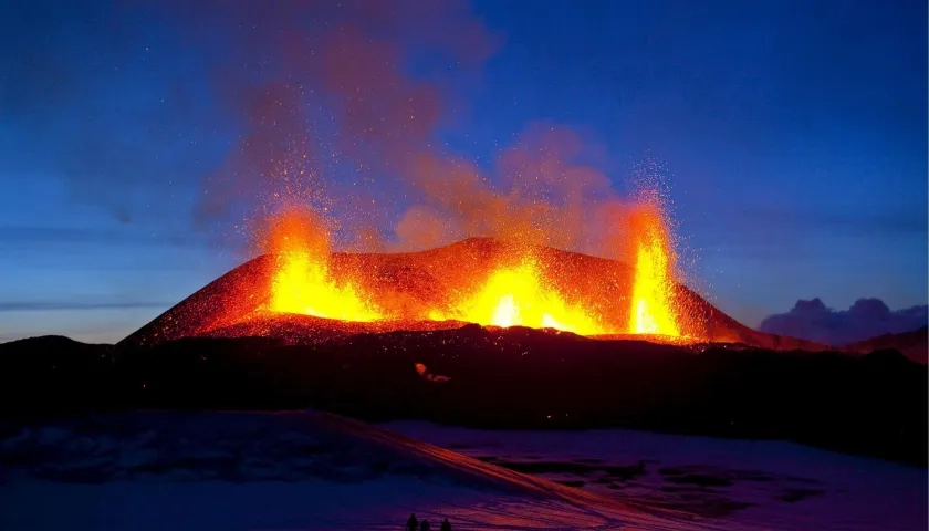 El dique volcánico de Grindavík en una imagen nocturna