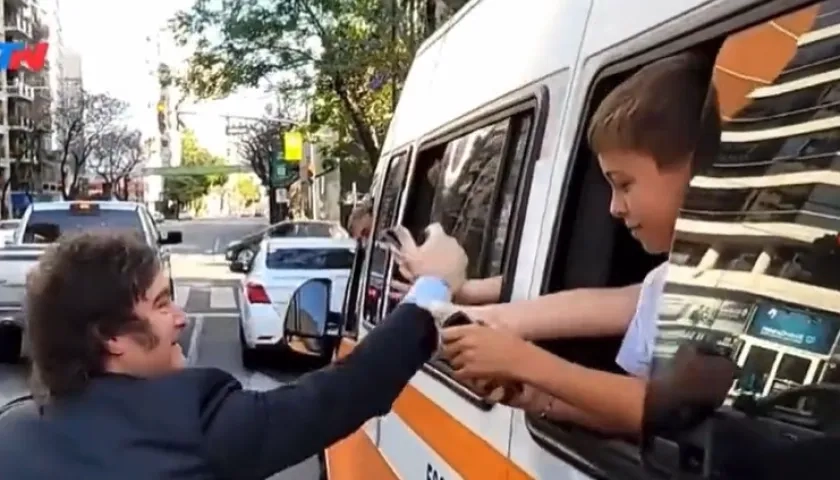 Javier Milei saludando a los niños.