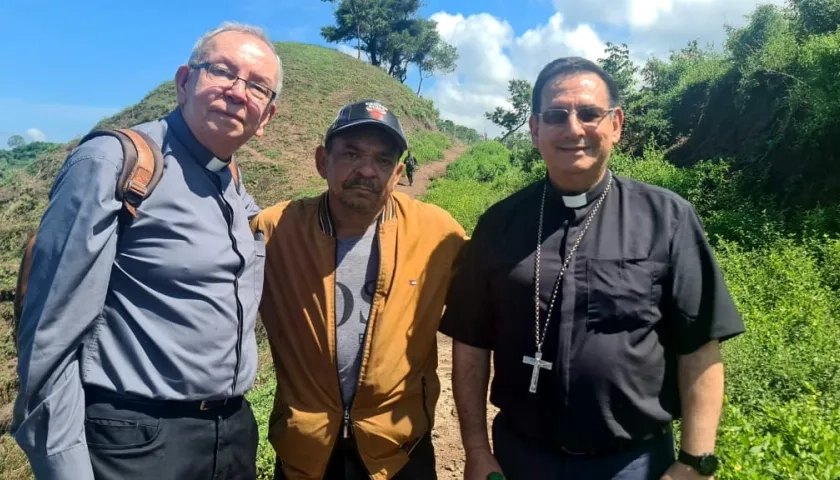 Luis Manuel Díaz junto a monseñor Francisco Ceballos, Obispo de Riohacha, y Héctor Henao, delegado para las relaciones Iglesia-Estado.