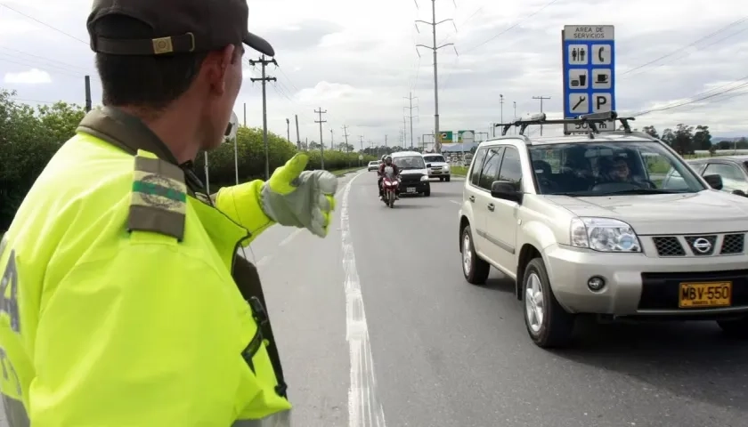 Tráfico de carretera en puente festivo.