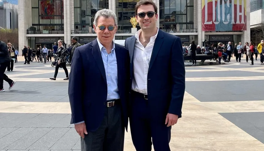 Esteban Santos junto a su padre, el ex Presidente Juan Manuel Santos.