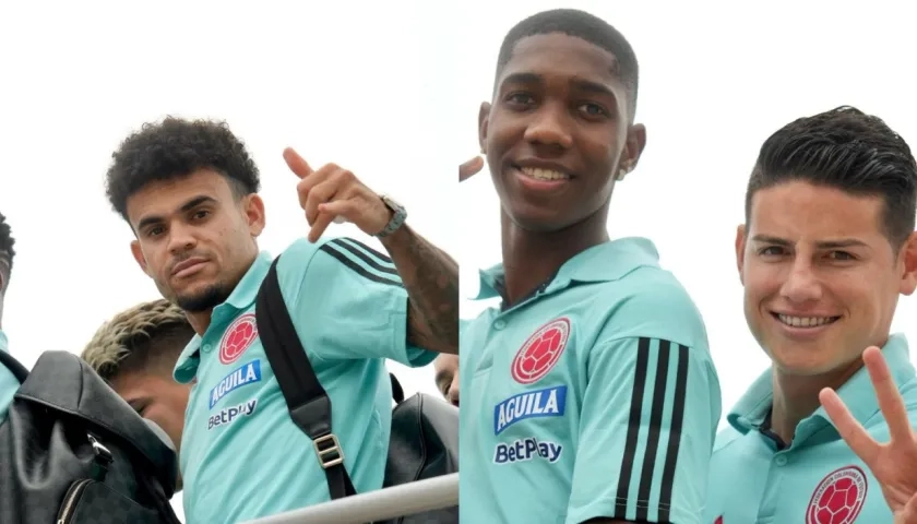 La selección Colombia, entre ellos Luis Díaz y James Rodríguez, antes de abordar el avión hacia Paraguay. 