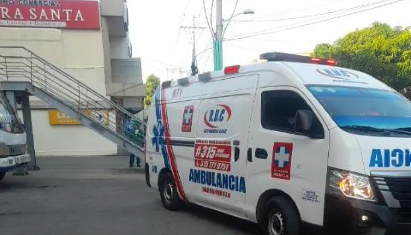 Una ambulancia llegó al lugar, pero la víctima ya no tenía signos vitales.