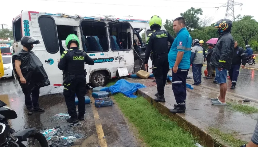 Estado en que quedó el bus volcado este domingo a la altura del Inem