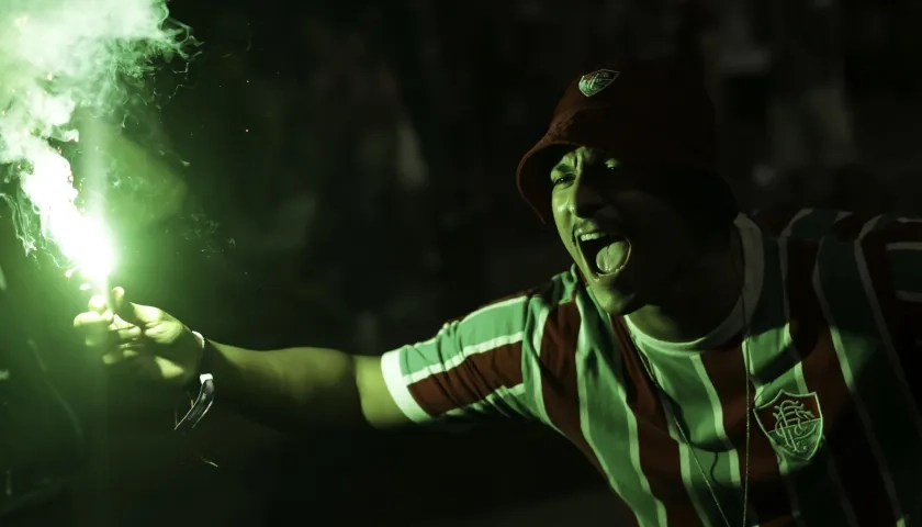 Un hincha del Fluminense celebra en la plaza de Cinelândia, centro neurálgico de Río de Janeiro