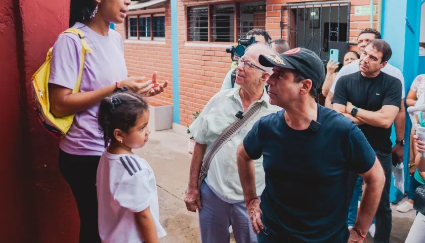 El alcalde electo Alex Char dialoga con una de las docentes del colegio Cívico 7 de abril 