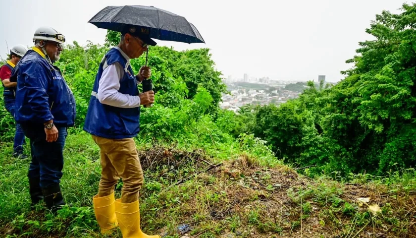 Fernando Abello, director de la Oficina Asesora para la Gestión del Riesgo de Desastres, junto con el Alcalde William Dau.