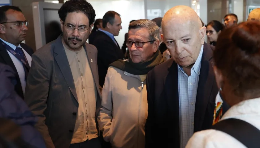 El senador Iván Cepeda y Otty Patiño, de la delegación del Gobierno, y Pablo Beltrán, jefe de la delegación de la guerrilla del ELN, este miércoles en rueda de prensa