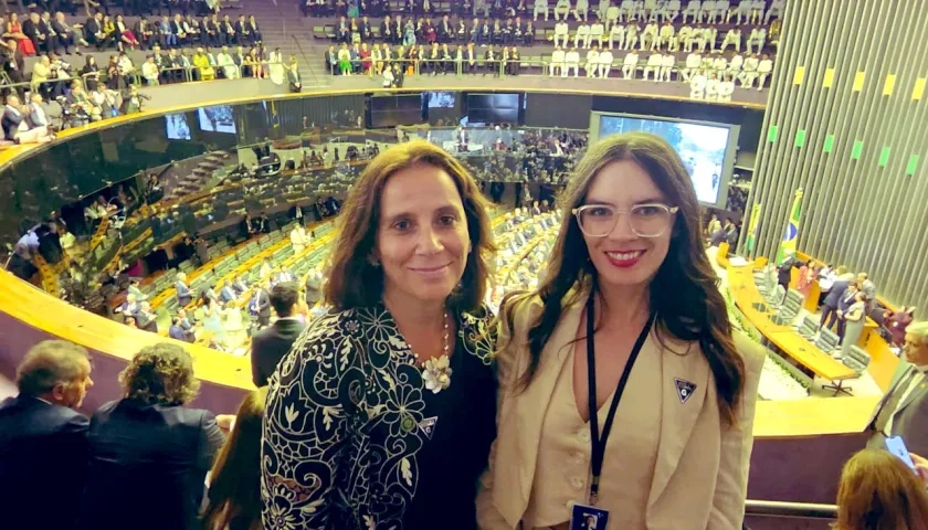 La delegada de la ONU, Antonia Urrejola (izq), con la Ministra de Chile Camila Vallejo.